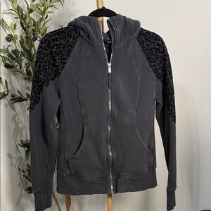 Lululemon Black Floral Hoodie Jacket with velvet floral design sz 6 (O1)